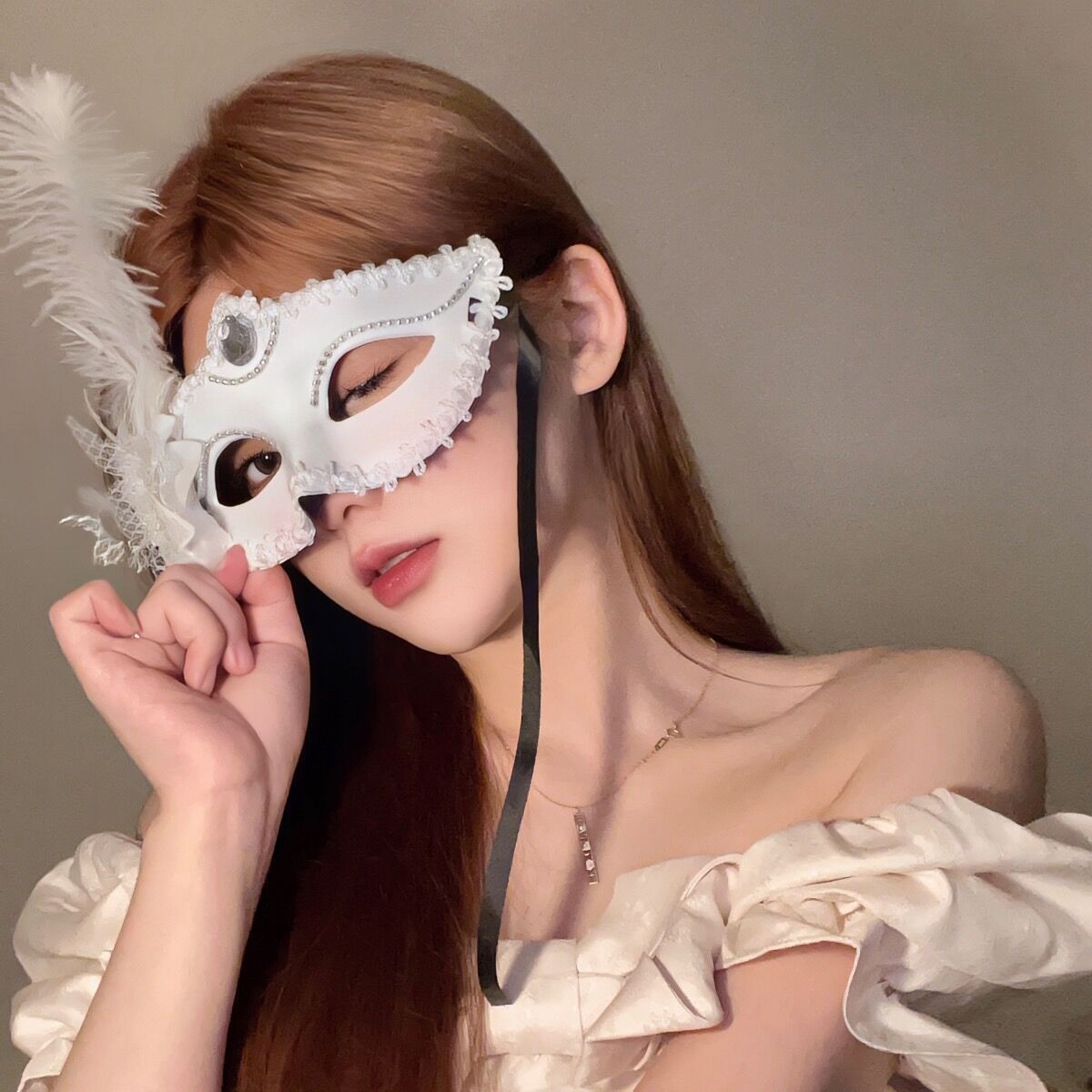 Elegant Costume Party Accessory Masquerade Mask with Feathers and Lace
